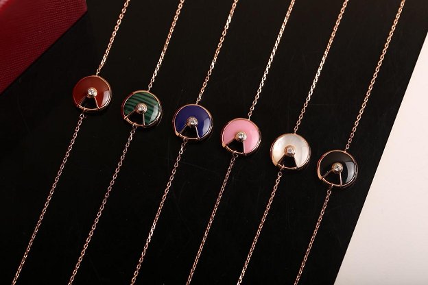Cartier amulette de bracelet B6047117