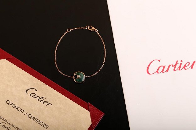 Cartier amulette de bracelet B6047117