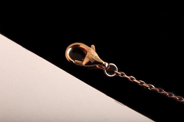 Cartier amulette de bracelet B6047117